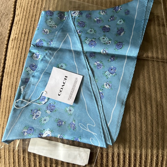 Coach Tea Rose Print Silk Diamond Scarf nwt in packaging - Picture 5 of 8